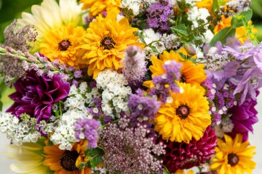 Yaz buketi. Çok güzel renkli taze çiçek aranjmanı. Yerel kaynaklı bir çiçek buketi. Yakın plan..