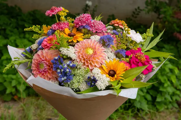 Yaz buketi. Çok güzel renkli taze çiçek aranjmanı. Açık havada çekilmiş yaz çiçeklerinden yapılmış doğum günü buketi..