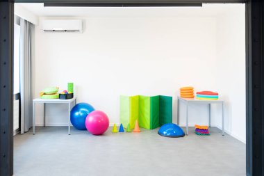 Çocuk fizik tedavi seanslarında kullanılan renkli ekipmanlar. Fizyoterapi odası aletlerle dolu.. 