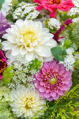 Yaz buketi üst görünümü kapanıyor. Çok güzel renkli taze çiçek aranjmanı. Doğum günü düğün buketi.