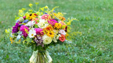 Yaz buketi. Çok güzel renkli taze çiçek aranjmanı. Açık havada çekilmiş yaz çiçeklerinden yapılmış doğum günü düğün buketi..