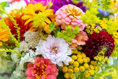 Yaz buketi. Çok güzel renkli taze çiçek aranjmanı. Yerel kaynaklı bir çiçek buketi. Yakın plan..