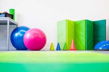 Çocuk fizik tedavi seanslarında kullanılan renkli ekipmanlar. Fizyoterapi odası aletlerle dolu.. 