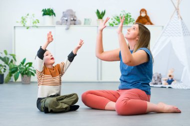 Bebek İşaret Dili. Konuşma terapistinin yardımıyla konuşmayı öğrenen sözsüz bir çocuk. Çocuk terapisi, nöroçeşitlilik, öğrenme zorluğu, gelişim bozukluğu.