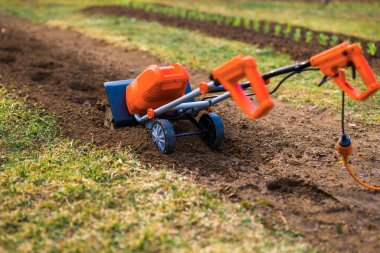 Bahçe dümeni, döner dümen, mini ekici ya da rotatör. Tiller sıkıştırılmış toprağı parçalar, yapısını ve havasını geliştirir. Bu daha iyi bir su sızıntısı, drenaj ve ekme için zemin hazırlar.