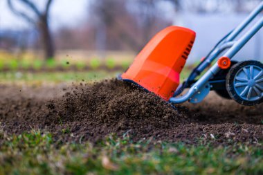 Bahçe dümeni, döner dümen, mini ekici ya da rotatör. Tiller sıkıştırılmış toprağı parçalar, yapısını ve havasını geliştirir. Bahçe yataklarını ekime hazırlıyorum..