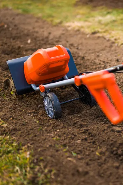 Bahçe dümeni, döner dümen, mini ekici ya da rotatör. Tiller sıkıştırılmış toprağı parçalar, yapısını ve havasını geliştirir. Bahçe yataklarını ekime hazırlıyorum..