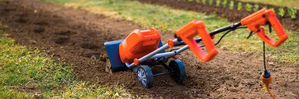 Bahçe dümeni, döner dümen, mini ekici ya da rotatör. Tiller sıkıştırılmış toprağı parçalar, yapısını ve havasını geliştirir. Bahçe yataklarını ekime hazırlıyorum..