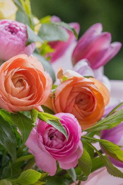 Ranunculus bahar buketi. Çok güzel renkli taze çiçek aranjmanı. Açık havada çekilen ranunculustan yapılmış doğum günü buketi.. 