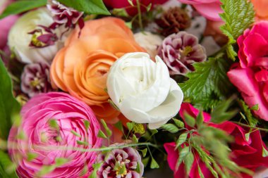 Bahar buketi. Güzel pastel renkli taze çiçek aranjmanı. Açık havada çekilen ranunculustan yapılmış doğum günü buketi.. 