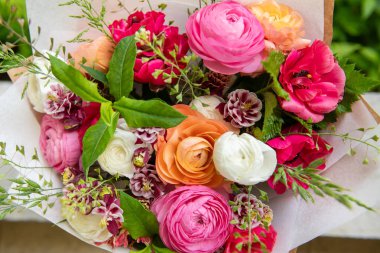 Bahar buketi. Güzel pastel renkli taze çiçek aranjmanı. Açık havada çekilen ranunculustan yapılmış doğum günü buketi.. 