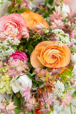 Bahar karışık ranunculus buketi. Güzel pastel renkli taze çiçek aranjmanı. Açık havada çekilen ranunculustan yapılmış doğum günü buketi.. 