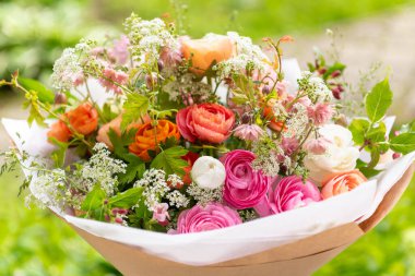 Bahar karışık ranunculus buketi. Güzel pastel renkli taze çiçek aranjmanı. Açık havada çekilen ranunculustan yapılmış doğum günü buketi.. 