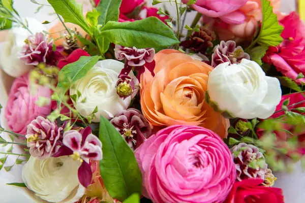 Bahar buketi. Güzel pastel renkli taze çiçek aranjmanı. Açık havada çekilen ranunculustan yapılmış doğum günü buketi.. 