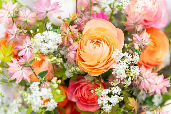 Bahar karışık ranunculus buketi. Güzel pastel renkli taze çiçek aranjmanı. Açık havada çekilen ranunculustan yapılmış doğum günü buketi.. 