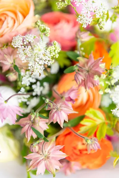 Bahar karışık ranunculus buketi. Güzel pastel renkli taze çiçek aranjmanı. Açık havada çekilen ranunculustan yapılmış doğum günü buketi.. 