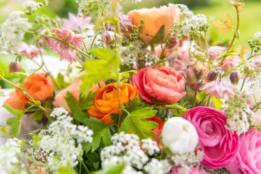 Bahar karışık ranunculus buketi. Güzel pastel renkli taze çiçek aranjmanı. Açık havada çekilen ranunculustan yapılmış doğum günü buketi.. 