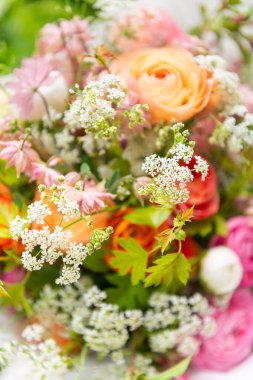 Bahar karışık ranunculus buketi. Güzel pastel renkli taze çiçek aranjmanı. Açık havada çekilen ranunculustan yapılmış doğum günü buketi.. 