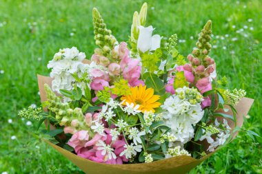 Karışık bahar çiçeklerinden yapılmış çiçek buketi. Güzel pastel renkli taze çiçek aranjmanı. Aslanağzı ve matthiola stoklu doğum günü buketi..