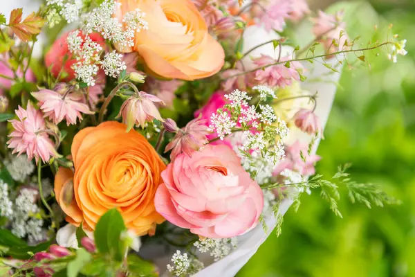 Bahar karışık ranunculus buketi. Güzel pastel renkli taze çiçek aranjmanı. Açık havada çekilen ranunculustan yapılmış doğum günü buketi.. 