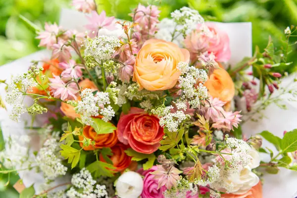 Bahar karışık ranunculus buketi. Güzel pastel renkli taze çiçek aranjmanı. Açık havada çekilen ranunculustan yapılmış doğum günü buketi.. 