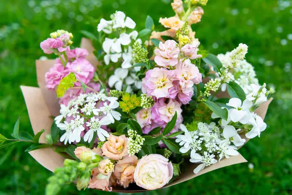 Karışık bahar çiçeklerinden yapılmış çiçek buketi. Güzel pastel renkli taze çiçek aranjmanı. Aslanağzı ve matthiola stoklu doğum günü buketi..