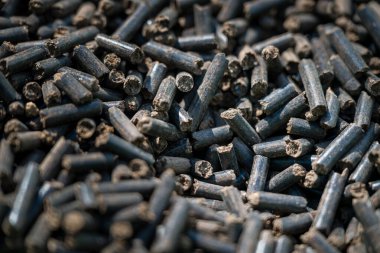 Organik toprak gübresi. Toprağı ekime hazırlamak, sıkıştırılmış tavuk gübresiyle gübrelemek. Çevre dostu bahçe işleri.. 