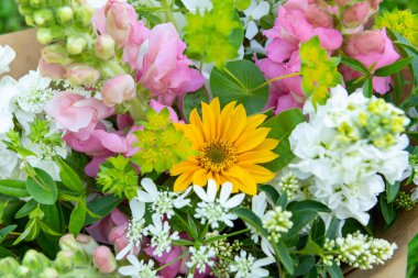 Karışık bahar çiçeklerinden yapılmış bir buket. Güzel pastel renkli taze çiçek aranjmanı. Aslanağzı ve matthiola stoklu doğum günü buketi..