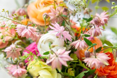 Bahar karışık ranunculus buketi. Güzel pastel renkli taze çiçek aranjmanı. Açık havada çekilen ranunculustan yapılmış doğum günü buketi.. 