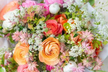 Bahar karışık ranunculus buketi. Güzel pastel renkli taze çiçek aranjmanı. Açık havada çekilen ranunculustan yapılmış doğum günü buketi.. 