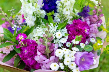 Karışık bahar çiçeklerinden yapılmış çiçek buketi. Güzel pembe, beyaz ve mavi çiçek aranjmanı. Larkspur ve Matthiola stoklu doğum günü buketi.