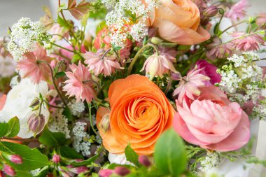 Bahar karışık ranunculus buketi. Güzel pastel renkli taze çiçek aranjmanı. Açık havada çekilen ranunculustan yapılmış doğum günü buketi.. 