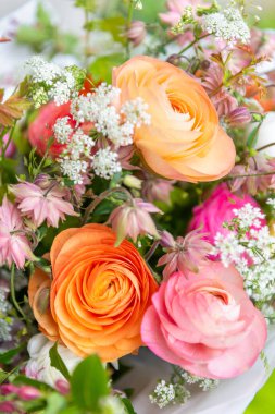 Bahar karışık ranunculus buketi. Güzel pastel renkli taze çiçek aranjmanı. Açık havada çekilen ranunculustan yapılmış doğum günü buketi.. 