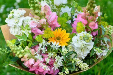 Karışık bahar çiçeklerinden yapılmış çiçek buketi. Güzel pastel renkli taze çiçek aranjmanı. Aslanağzı ve matthiola stoklu doğum günü buketi..