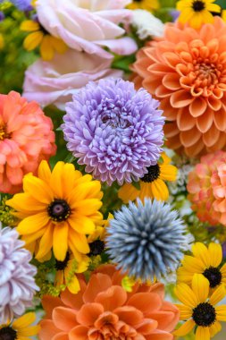 Yaz buketi. Çok güzel renkli taze çiçek aranjmanı. Yerel kaynaklı bir çiçek buketi. Yakın plan..