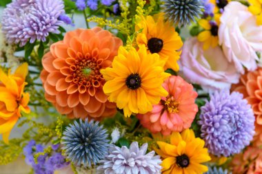 Yaz buketi. Çok güzel renkli taze çiçek aranjmanı. Yerel kaynaklı bir çiçek buketi. Yakın plan..