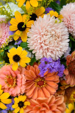 Yaz buketi. Güzel turuncu, sarı ve lavanta çiçeği düzenlemesi. Doğum günü ya da düğün buketi yaz çiçeklerinden yapılmıştır..