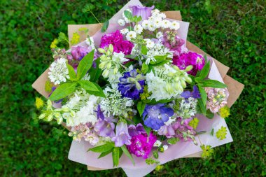 Karışık bahar çiçeklerinden yapılmış çiçek buketi. Güzel pembe, beyaz ve mavi çiçek aranjmanı. Larkspur ve Matthiola stoklu doğum günü buketi.