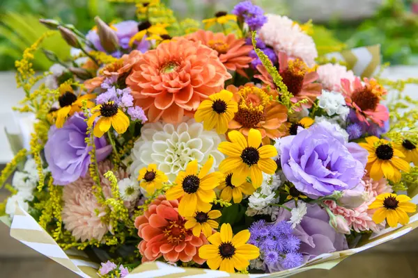 Yaz buketi. Güzel turuncu, sarı ve lavanta çiçeği düzenlemesi. Yaz çiçeklerinden yapılmış doğum günü ya da düğün buketi.