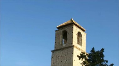 Arap kalesi kulesi. Endülüs 'teki mavi kış gökyüzüne karşı Ortaçağ Arap Kalesi
