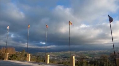 Avrupa bayrakları rüzgarda dalgalanıyor. Endülüs köyünde Avrupa bayrakları rüzgarda savruluyor