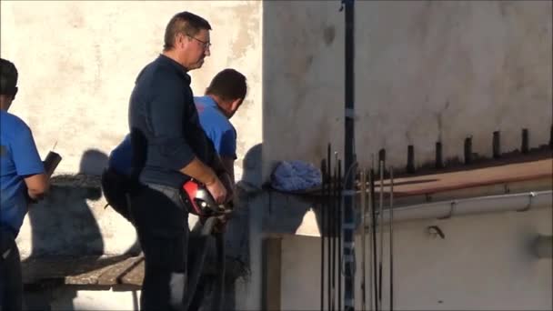 Alora Španělsko Ledna 2019 Muž Obsluhující Jeřáb Dálku Střechy Andaluské — Stock video