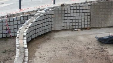 Yaşlı zeytin ağacının etrafına dekoratif asfalt döşeme. Endülüs köyündeki eski zeytin ağacını çevreleyen dekoratif asfalt.
