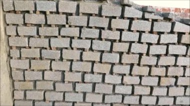 Endülüs köyünde yeni asfalt döşeme. Endülüs köyündeki granit taş kiremitler arasındaki ahşap uzaylılar