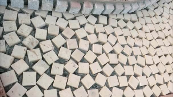 安达卢西亚村的新铺路安达卢西亚村街道上等待灌浆的正方形铺路石 — 图库视频影像
