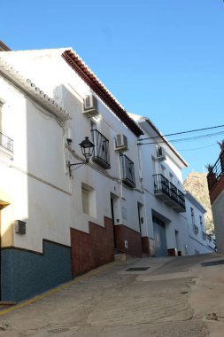 Geleneksel Endülüs aile evi dar sarp tepede, ön duvarın yarısı fayanslı.