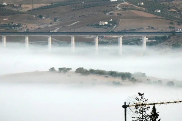 在西班牙村外的山谷里 可以俯瞰群山和高架铁路的多雾的一天 — 图库照片