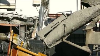 Endülüs Köy Caddesi 'ndeki çatılardan pompalanan beton karışımı.
