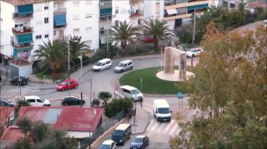 Endülüs köyündeki kavşakta sabahın erken saatlerinde trafik vardı. Sabahın erken saatlerinde Endülüs köyündeki kavşakta arabalar.