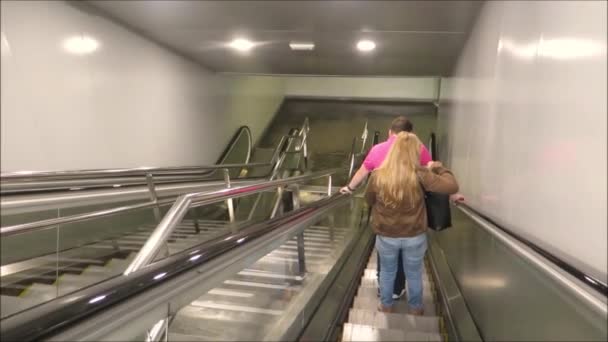 スペインのマラガ 6月3 2019 地元の通勤サービス鉄道駅でダウンエスカレーターの人々 地元の通勤電車駅のエスカレーターを降りる人 — ストック動画